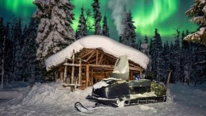 Тишина на сотни километров. Уехали на дальнюю избу ловить гигантских хариусов!