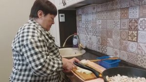 Готовим постный пирог с картошкой и грибами.