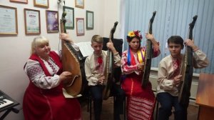 Сидiла пiдгрушкой