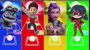 КТО БЫСТРЕЕ? СИНЯЯ ЛЯГУШКА vs СПАСАТЕЛЬ vs K‑POP ВОИН vs ГЕРОЙ В МАСКЕ! 🐸