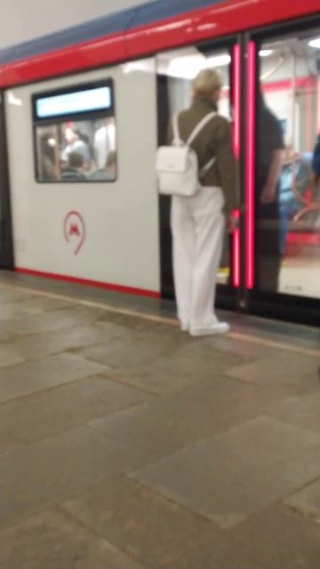 Ст. метро Проспект Мира, Москва - интерьер, пассажиры, работники метро, прибытиев  Фрагмент 4