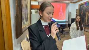 "Мы - граждане России!": в Картинной галерее торжественно вручали первые паспорта юным керчанам