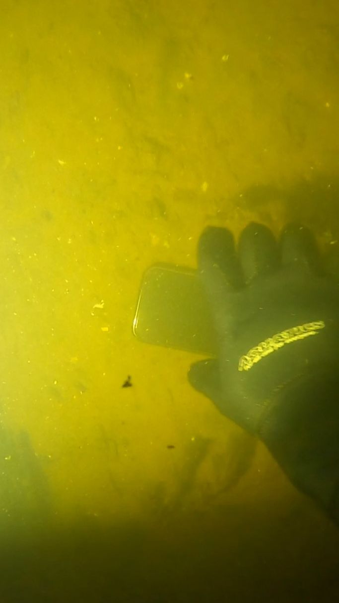 Нашел iPhone 15 в Реке Ждановке без акваланга!