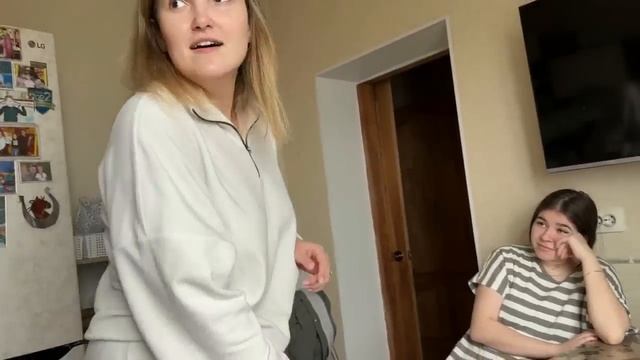 Дневник приёмной Мамы/САША КОРМИТ СОБАК. СВОЗИЛИ ВАСИЛИСУ К ВРАЧУ.