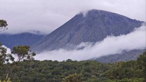 Забавный момент во время подъема к вершине Меру в Танзании