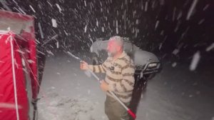 ATIK _ Снежный лагерь в снежную бурю с двумя разными палатками