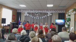 Танцуют все.