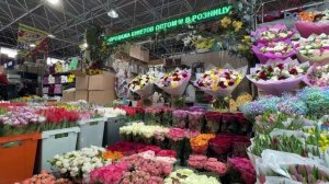 На Рижском рынке начали выстраиваться очереди в преддверии 8 марта