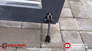 На алюминиевую входную дверь установили фиксатор дверной створки. ОКНАЛЮКС Севастополь