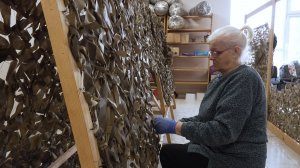 Волонтёры из посёлка Сахарная Головка плетут маскировочные сети для фронта