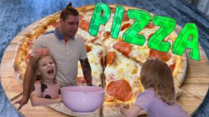 Готовим с папой. Ангелина и Лера готовят мини пиццы 🍕