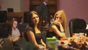 Песня под гитару. Парень удивительно спел и сыграл для красивых девушек