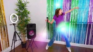 Настя принимает душ с конфет