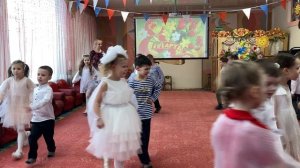 Танец "Салажата". Группа №10 "Солнечные зайчики"