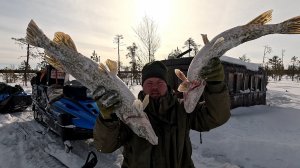 БРОШЕННЫЙ ВАГОН НА БОЛОТЕ СПАС РЫБАКА. НЕРЕАЛЬНАЯ НОЧЁВКА В ВАГОНЕ БЕЗ СТЁКОЛ. ПОЙМАЛ БОЛЬШИХ ЩУК