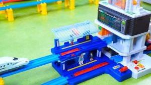 Поезда! Детская огромная железная дорога! Давай играть вместе!