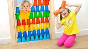 Дети играют с цветными стаканчиками и учатся делиться