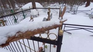 Кладбище в микрорайоне Краснолесном вновь завалило