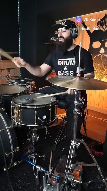 круто играет на барабанах