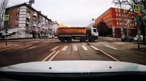 Рассекающий по Луганску пылающий мусоровоз попал на видео