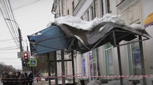 Картонные коробки - оттепель уничтожила остановки в Твери