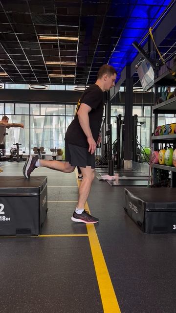 Запрыгивание на короб на 1 ноге с опорой ноги на скамью