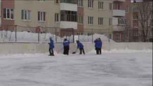 Хоккейную коробку в микрорайоне «Яшьлек» члены отряда «Пазл» очистили от снега