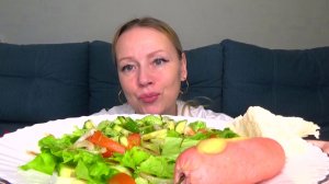 Мукбанг разгрузочный сосиска с горчицкой, салат овощной с маслом. Еда вкуснота.