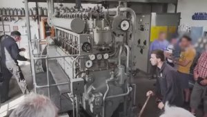 Запуск двигателя немецкой подводной лодки времен Второй мировой войны