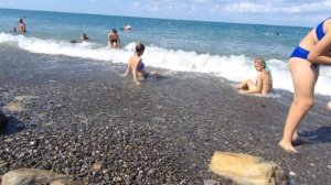 Жена плескается в море Лоо 2024