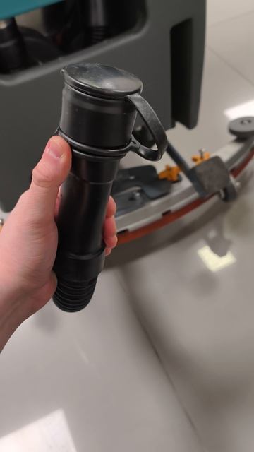 Удобная манжета на сливном шланге поломоечной машины Wellland F50P