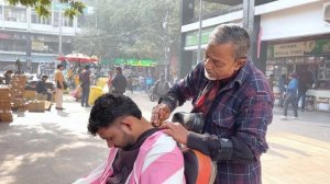 Знаменитый    Варис,  парикмахерская, массаж головы,  индийская  улица