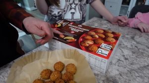 ПРОБУЕМ НОВИНКИ COSTCO- Дамплинги, Bao Buns и странный шоколад 🥟 (Happy Family in CANADA)