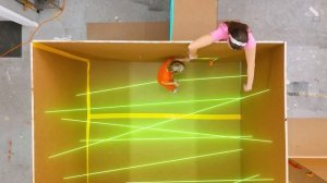 Крис и мама испытание лабиринта из гигантской коробки.