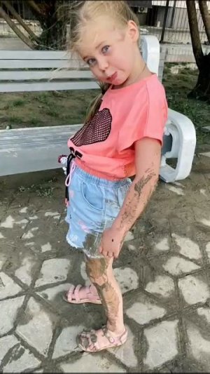 Это я в грязи и моя любимая сестра.