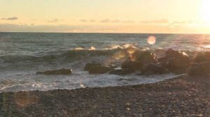 Что происходит на пляже во время мартовского заката в Сочи