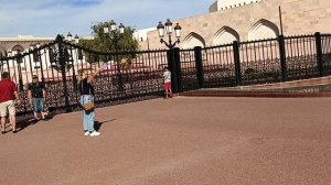 Туристам вход во дворец закрыт)