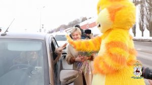 В Нижнем Новгороде автоледи поздравили с 8 марта цветами и рыжим котом