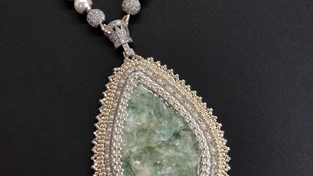 Кулон с парагонитом.