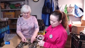 Өфөнөң Калинин районында ирекмәндәр штабы һалдаттарға окоп шәмдәре эшләй