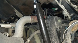 Чтобы цилиндр подъёма кабины не сырил под шток. MAN TGX