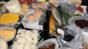 Сегодня у нас небольшой поход по магазинам, купили продукты, а еще кальмары-ежики и еще кое что.)
