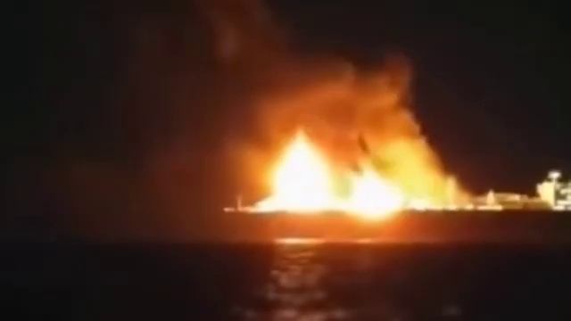 Пожар на российском газовозе в Средиземном море: возможна атака украинских дронов