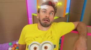 Настя с друзьями играют в прятки в картонных коробках