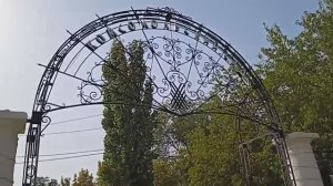 Комсомольский сад в Волгограде, 30.09.2024: вид на Александро-Невский собор, НЭТ и памятник Гоголю