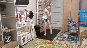 тренирую трюки в паркуре