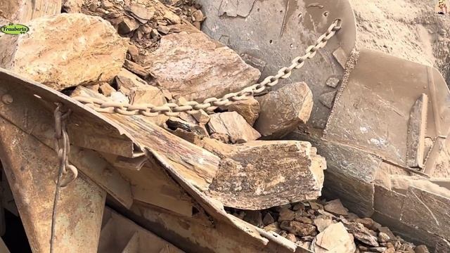 Строительство, дробление щебёнки