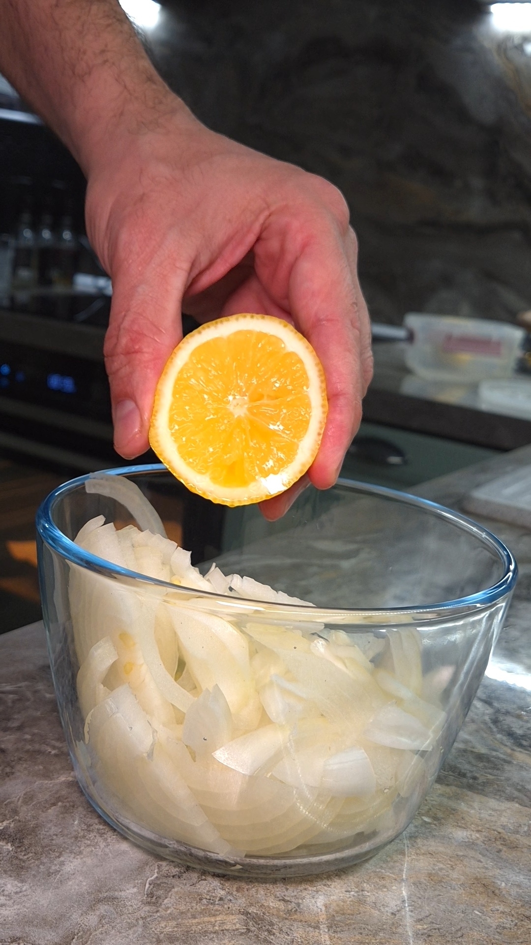 Маринованный лук Аха готовит