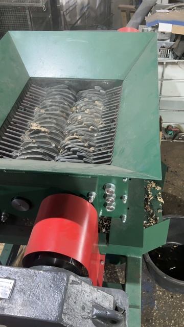 РАБОТА ШРЕДЕРА 37 кВт по измельчению БУМАГИ #shorts #shredder