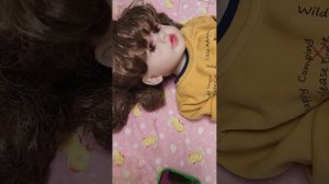 Минивлог оливией( кушаем и расчесываем волосы.)